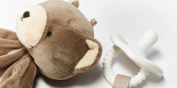 Pros and Cons of Letting a Newborn Sleep With a Pacifier
